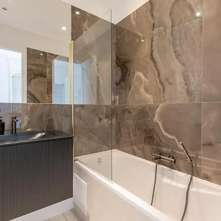 Luxurious 4Bd Apartment *