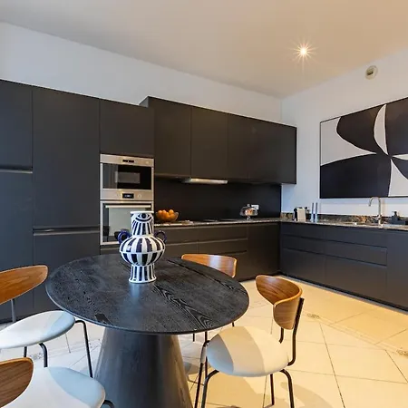 Апартаменты Luxurious 4Bd Apartment Нёйи-сюр-Сен
